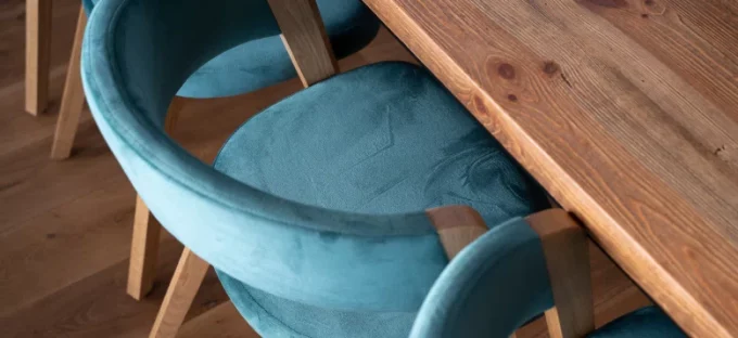 Stół drewniany, krzesła w obiciu