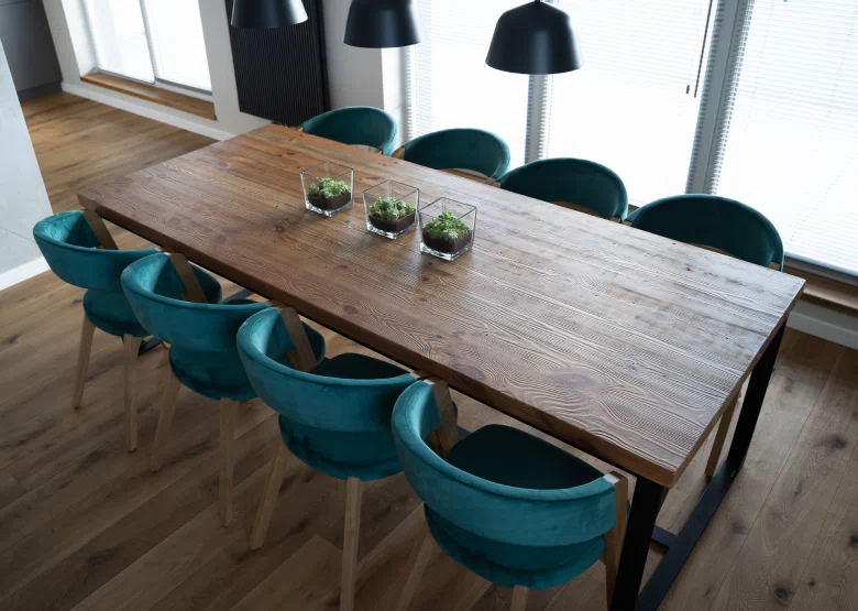 Stół z jednego kawałka drewna z krzeslami w obiciu zielonym